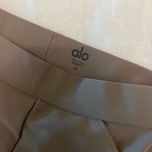 Alo Airlift Leggings (size XS in Gravel)